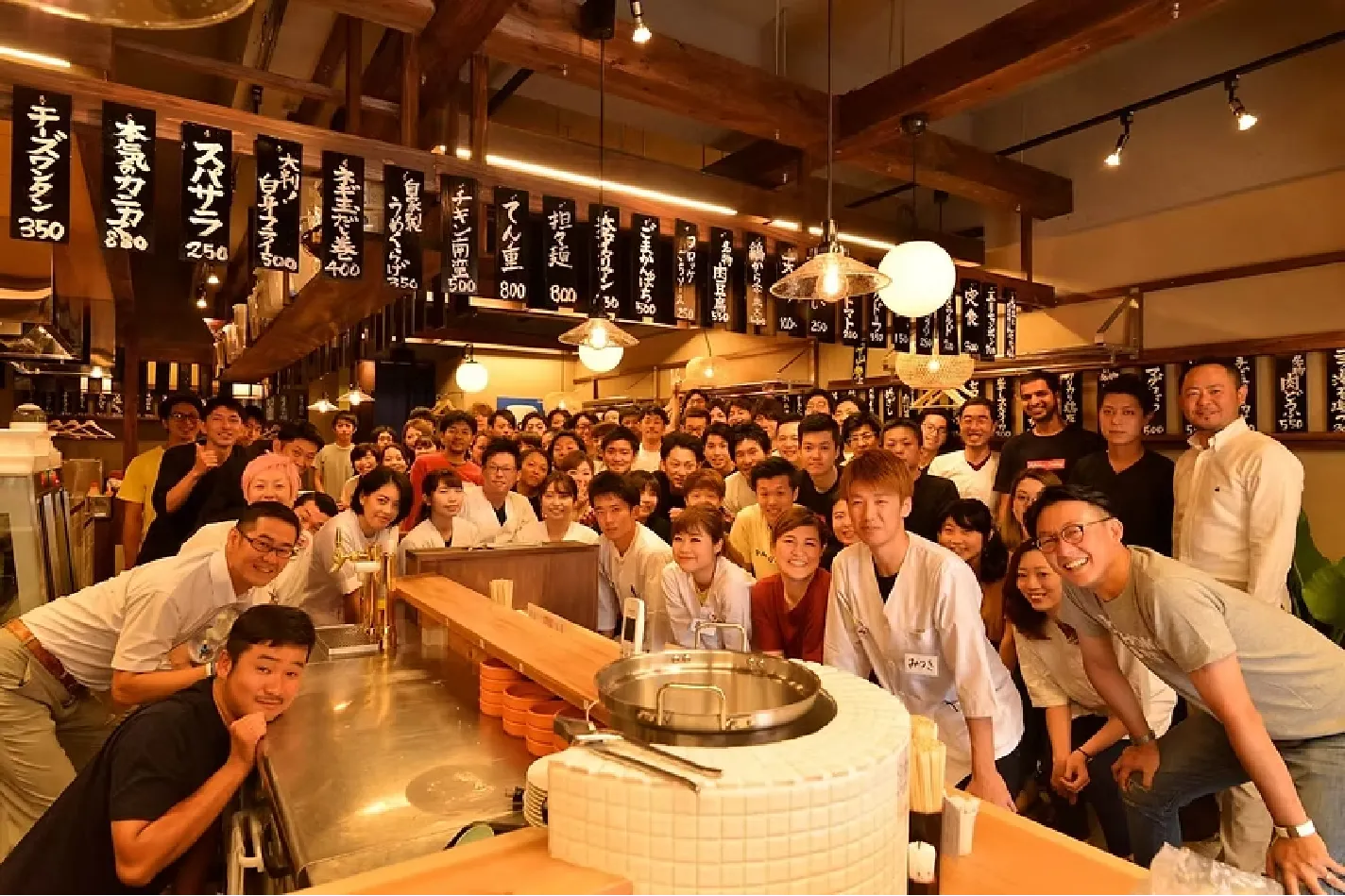 同じ目標に向かって働くスタッフが集まる、活気あふれる職場の様子