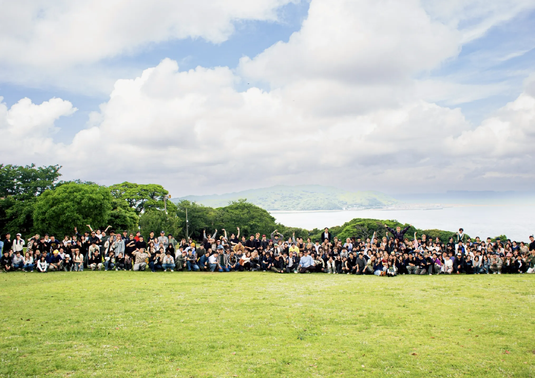 従業員が集合写真を撮っている様子